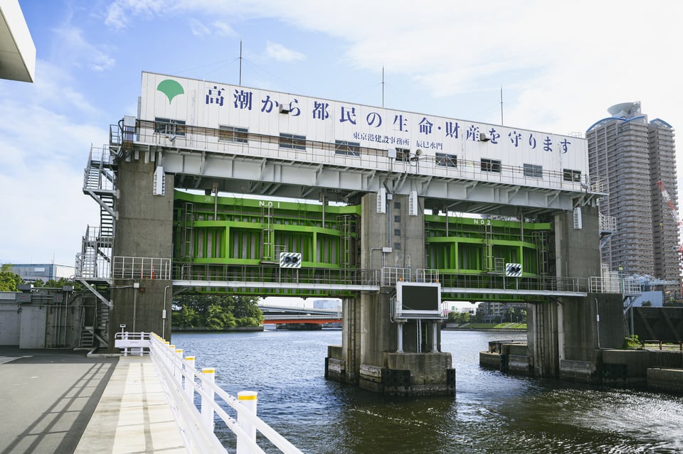Floodgates are operated while confirming on-site safety via cameras and other tools.