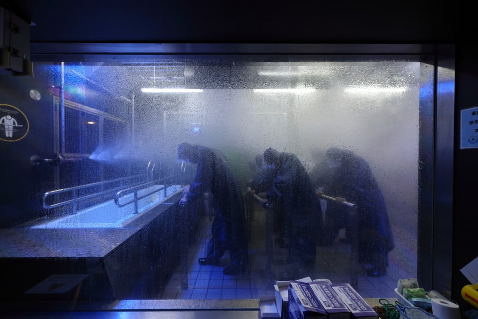 Participants experience wind at 30 meters per second and rainfall at 50 millimeters per hour.