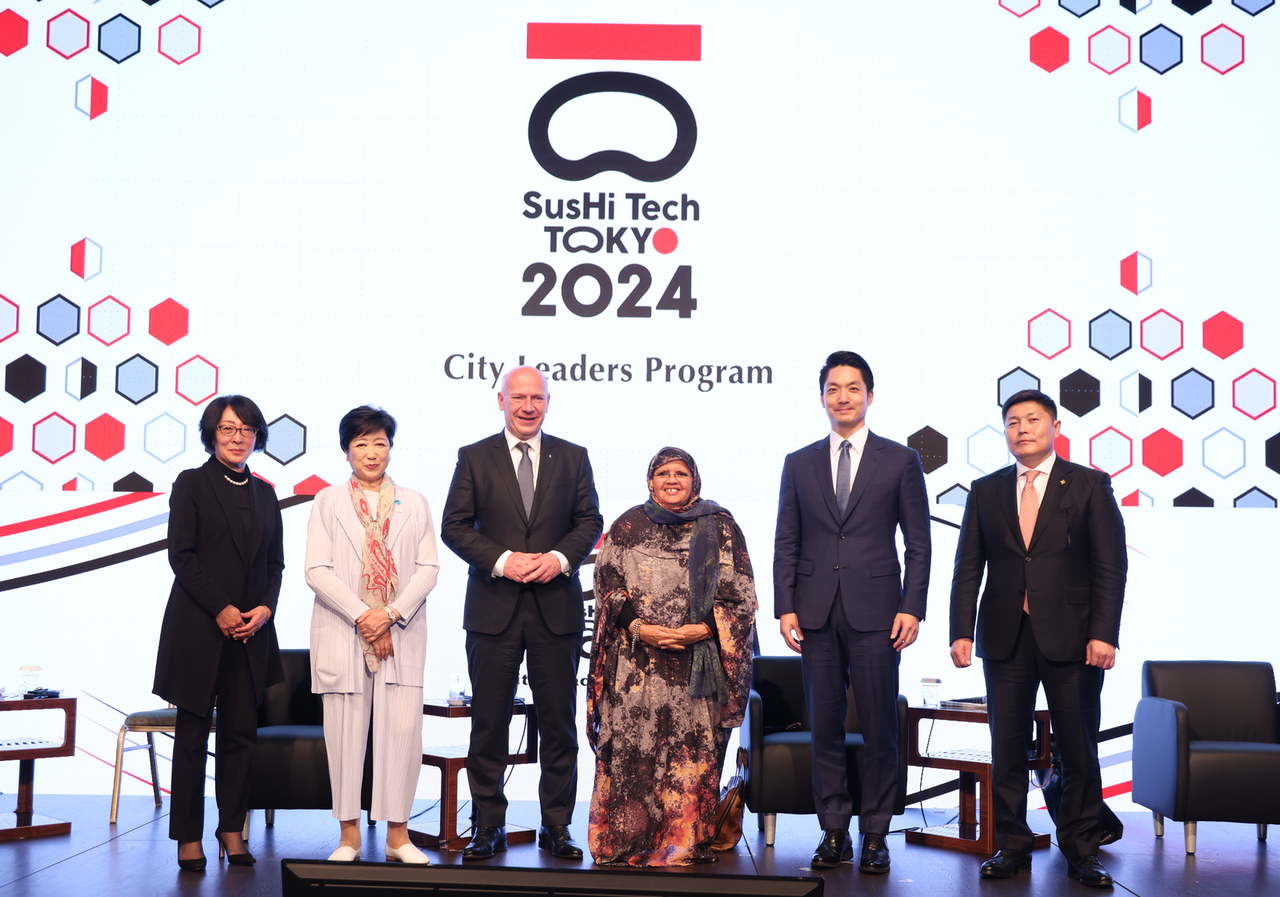 Photo of Governor Koike (second left) and The Governing Mayor of Berlin, Kai Wegner (center left) at the City Leaders Program